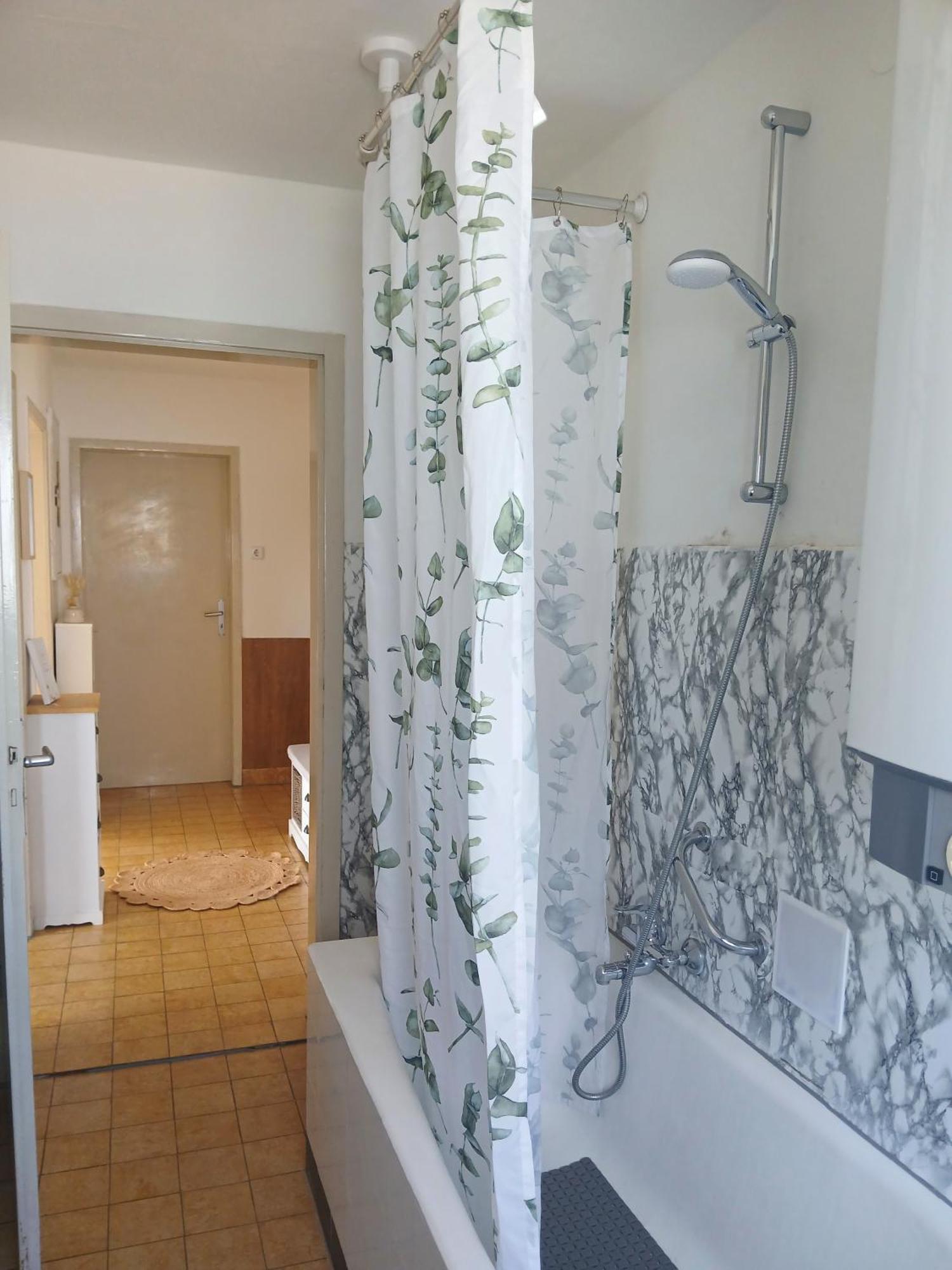 Happybnb Apartment Mit Sonniger Terrasse Lochgau Esterno foto